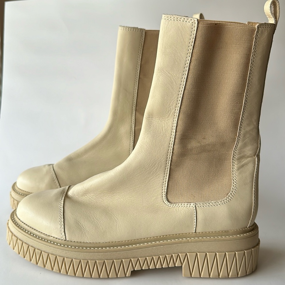 Schutz Women Chelsea Ankle Boot Cream SZ 9